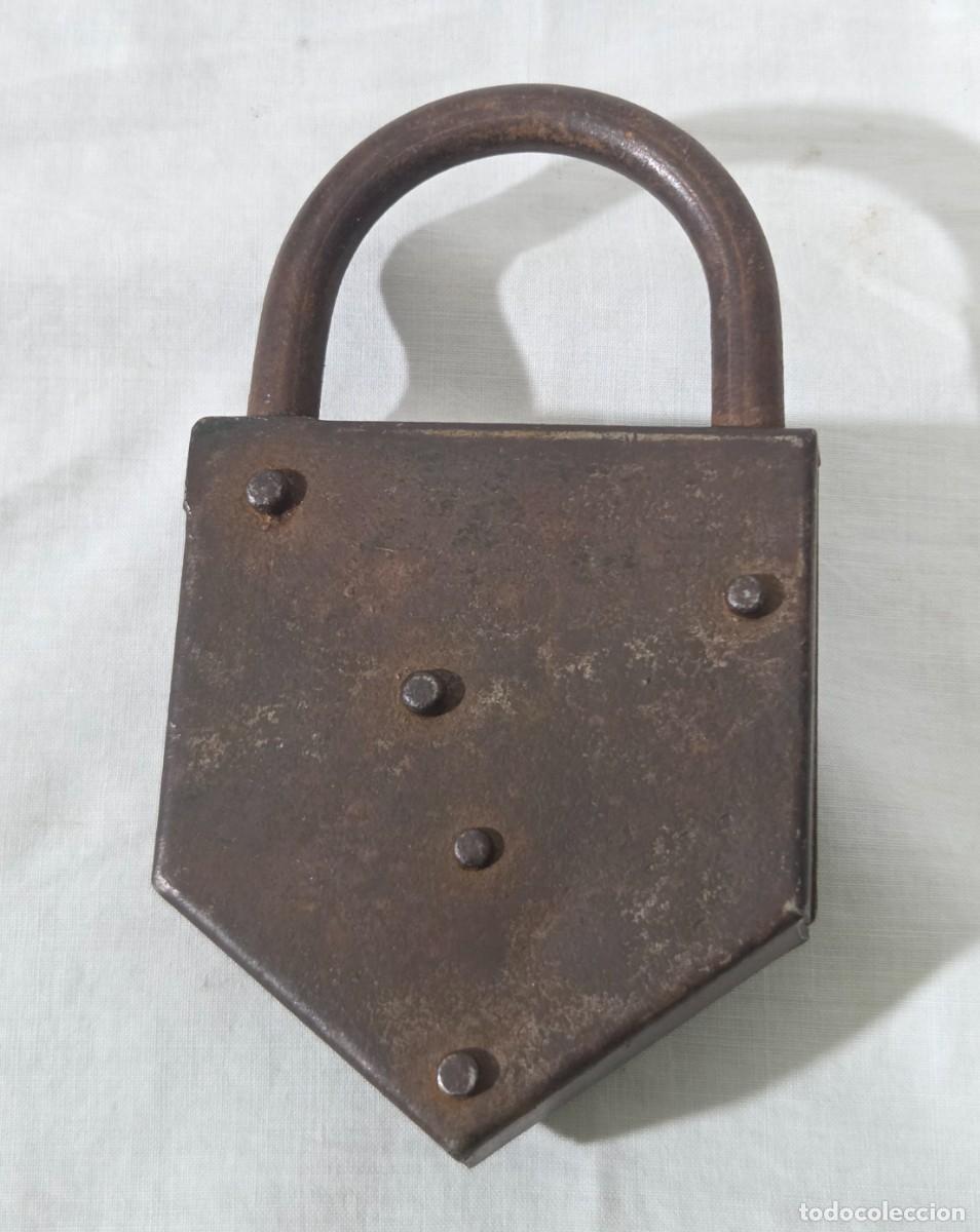 Antig&uuml;edades: Antiguo candado de hierro con llave - Foto 9