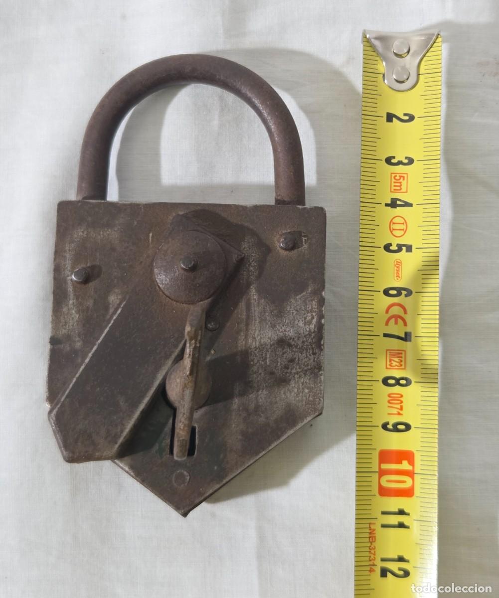 Antig&uuml;edades: Antiguo candado de hierro con llave - Foto 10