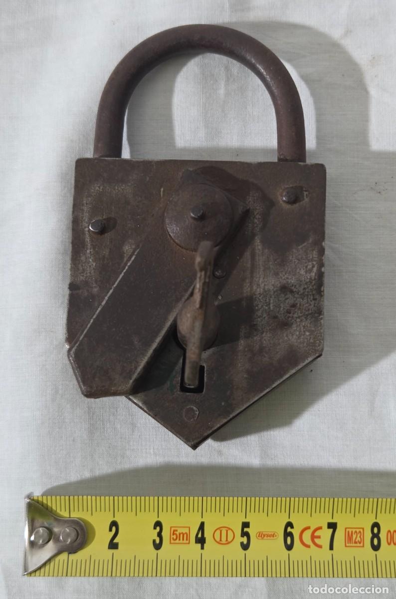 Antig&uuml;edades: Antiguo candado de hierro con llave - Foto 11