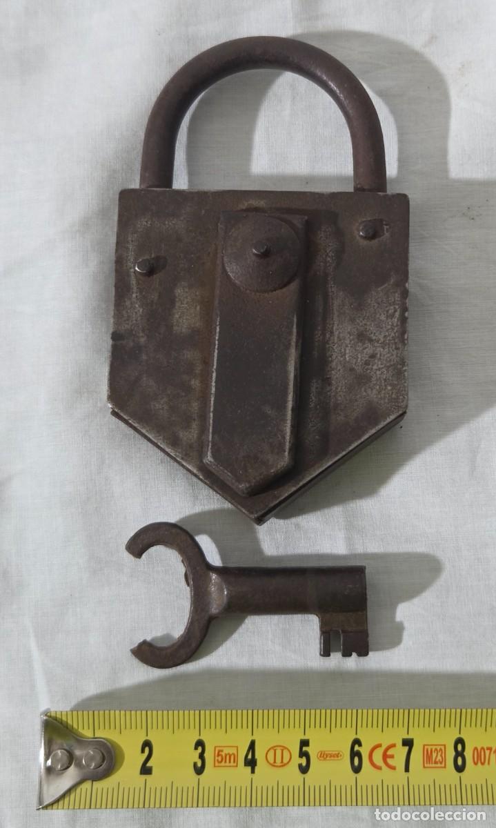 Antig&uuml;edades: Antiguo candado de hierro con llave - Foto 12