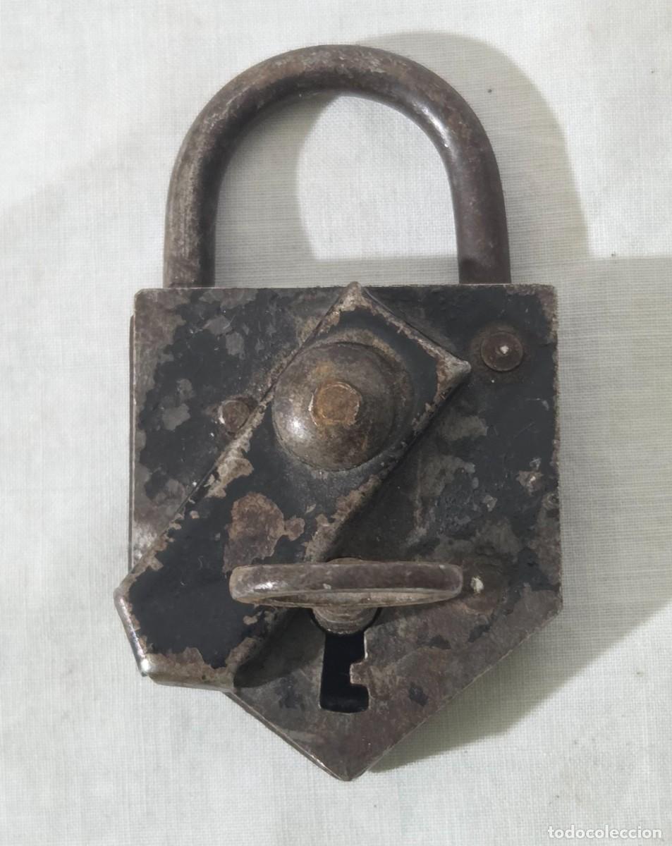 Antig&uuml;edades: Antiguo candado de hierro con llave - Foto 1