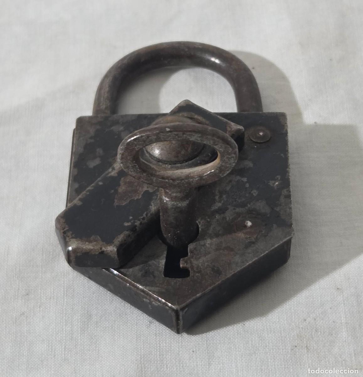 Antig&uuml;edades: Antiguo candado de hierro con llave - Foto 2