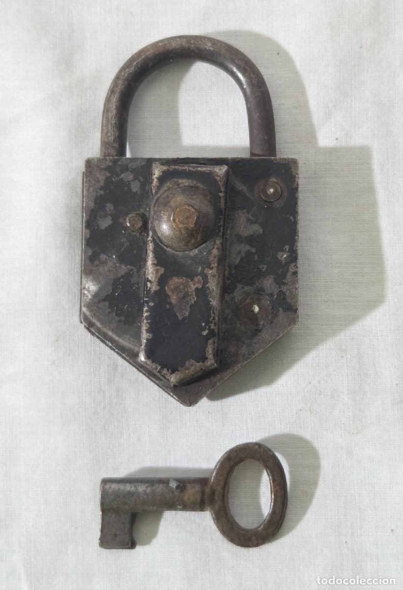 Antig&uuml;edades: Antiguo candado de hierro con llave - Foto 3