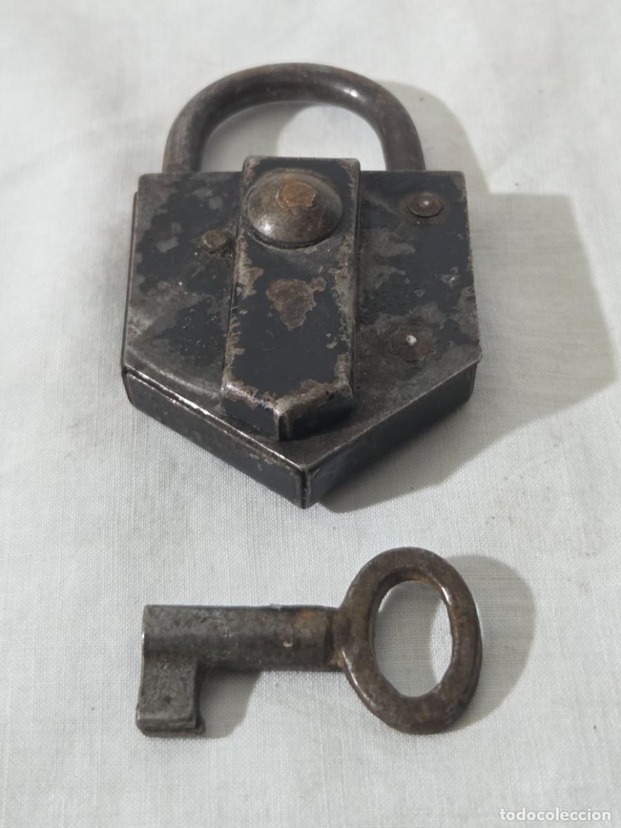 Antig&uuml;edades: Antiguo candado de hierro con llave - Foto 4