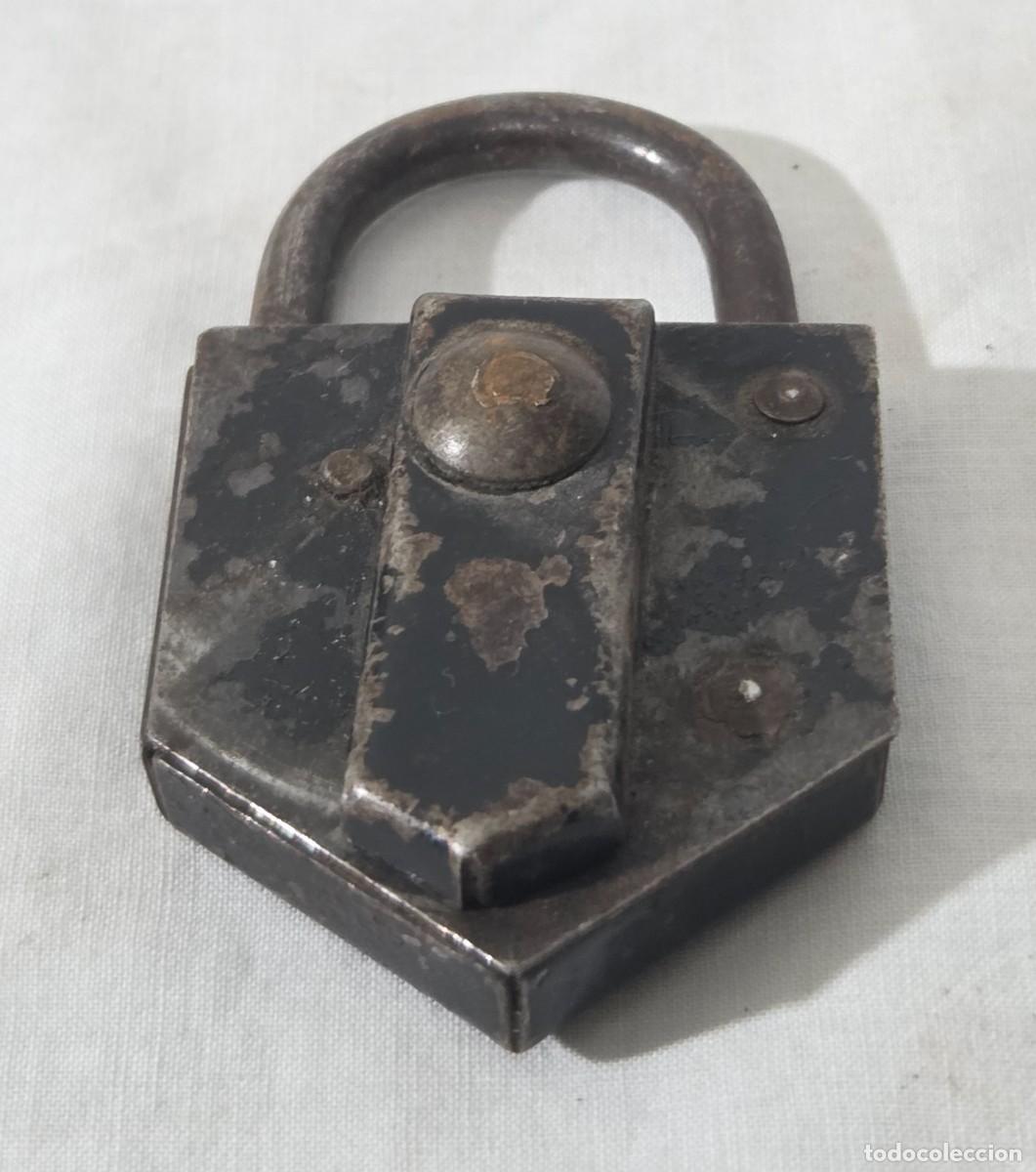 Antig&uuml;edades: Antiguo candado de hierro con llave - Foto 5