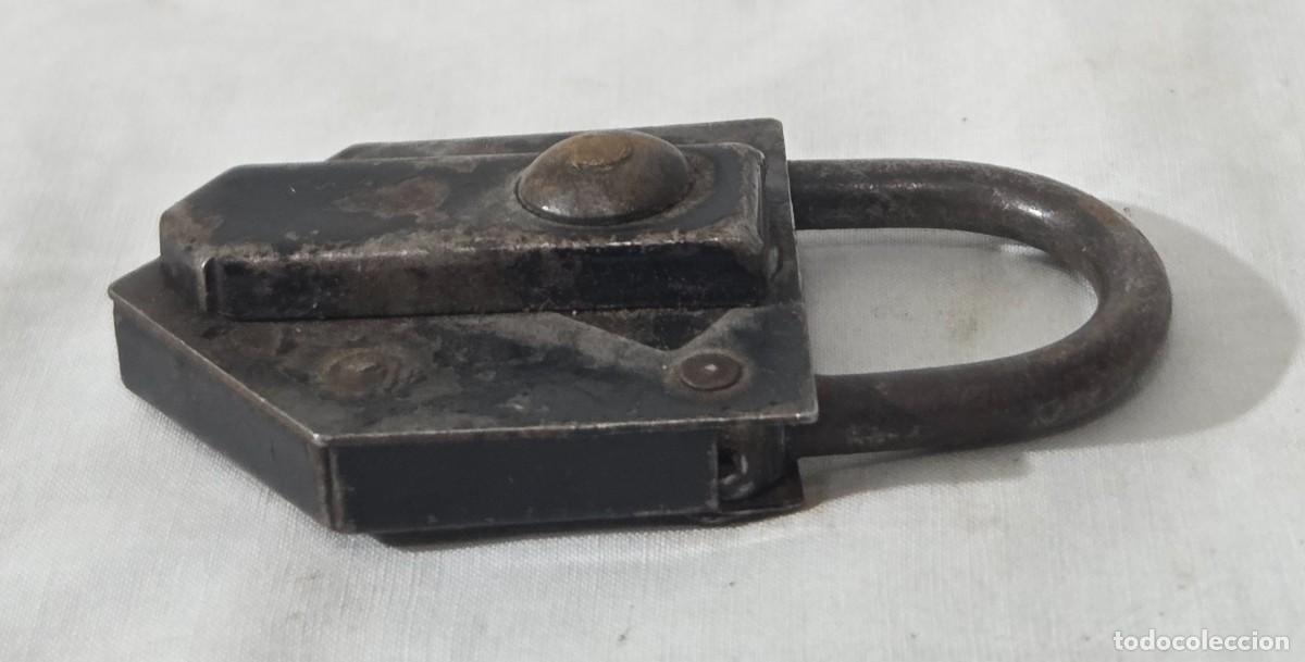 Antig&uuml;edades: Antiguo candado de hierro con llave - Foto 6