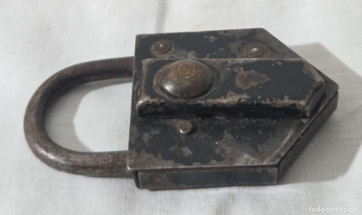 Antig&uuml;edades: Antiguo candado de hierro con llave - Foto 8