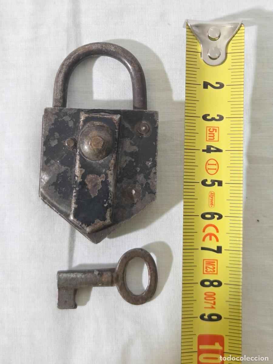Antig&uuml;edades: Antiguo candado de hierro con llave - Foto 11