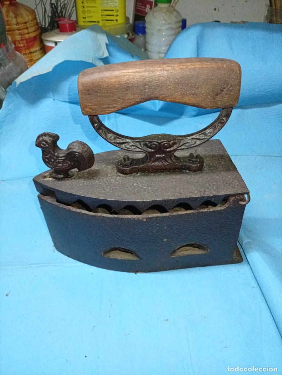 Antig&uuml;edades: ANTIGUA PLANCHA CARBON CON EL GALLO - Foto 1