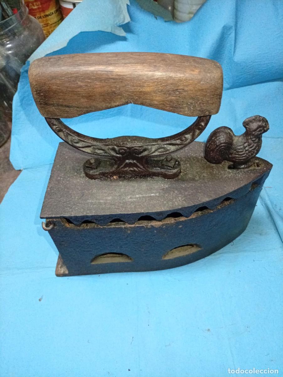 Antig&uuml;edades: ANTIGUA PLANCHA CARBON CON EL GALLO - Foto 3