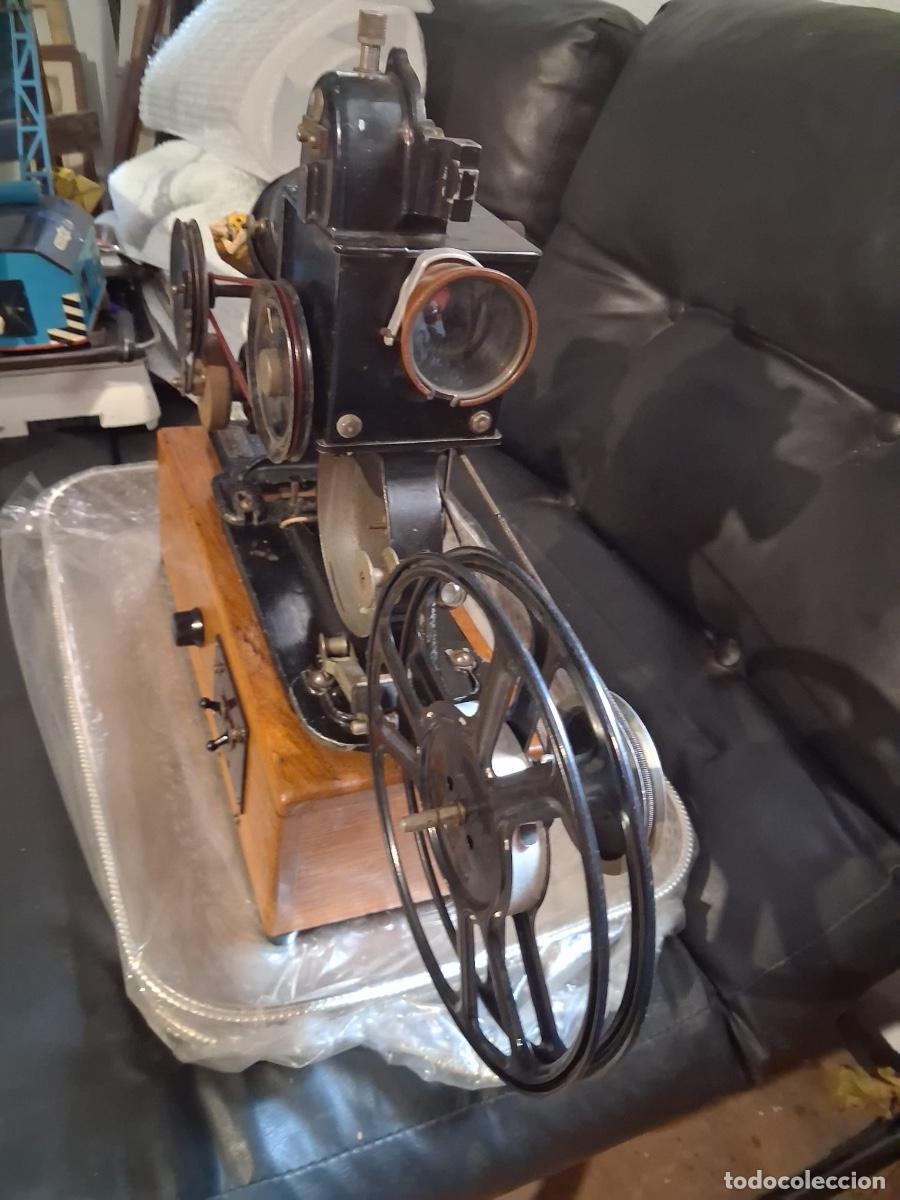 Antig&uuml;edades: Proyector cinematogr&aacute;fico antiguo - Foto 1