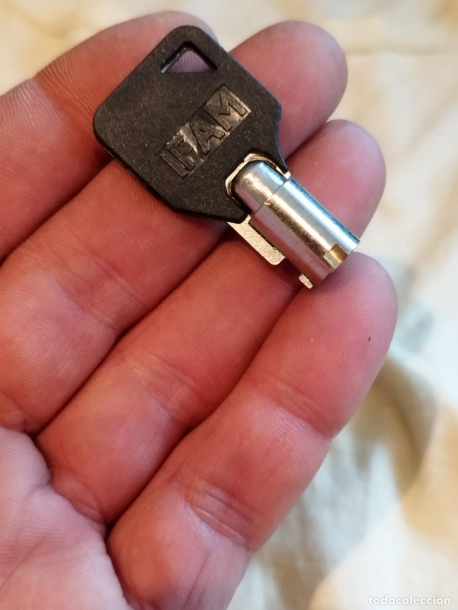 Antig&uuml;edades: Llave de candado FAM. - Foto 1
