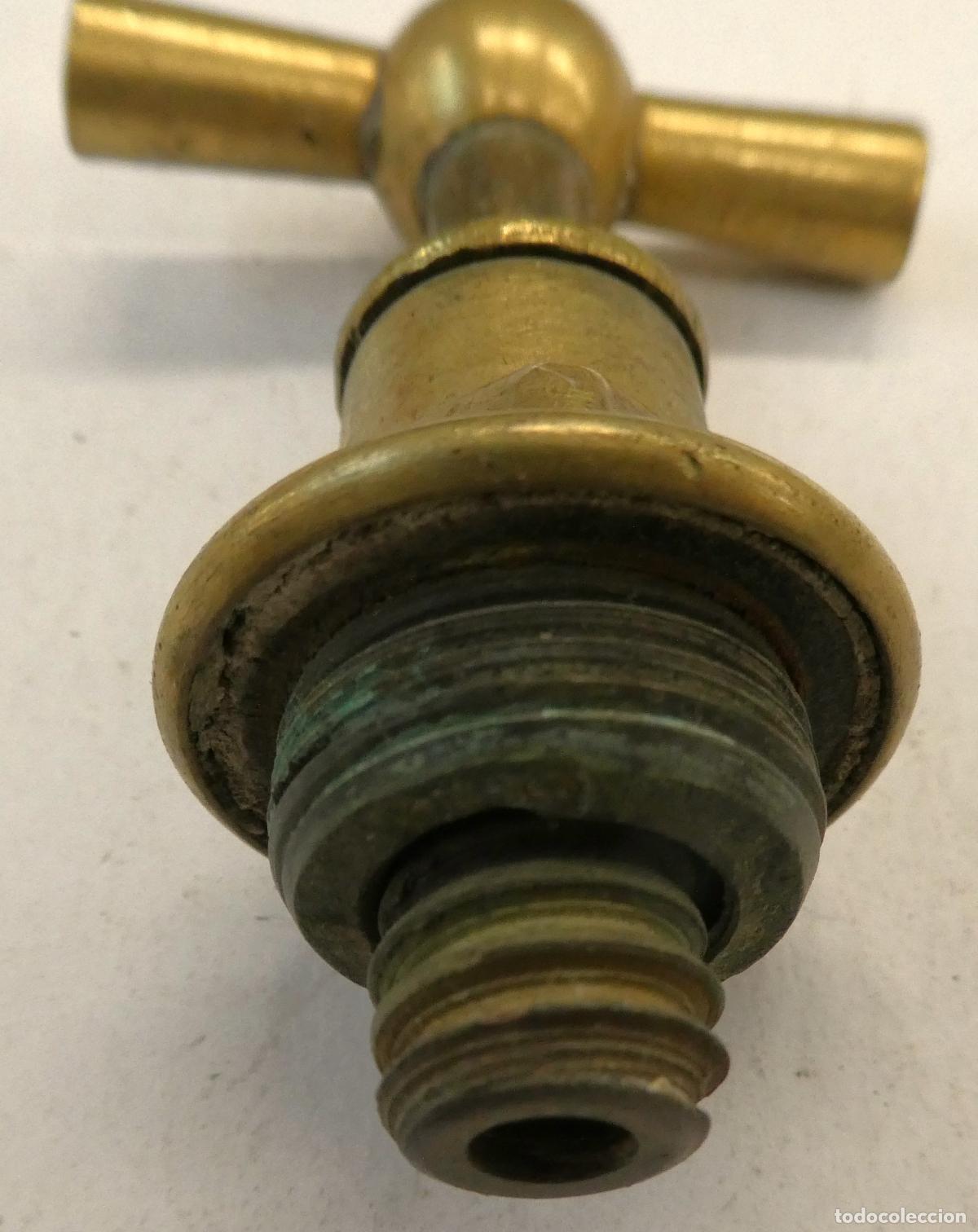 Antig&uuml;edades: PEQUE&Ntilde;O GRIFO EN LATON ,mide 7 cm - Foto 2