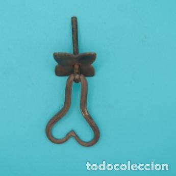 Antig&uuml;edades: Tirador de forja artesanal con placa &ndash; Modelo p&eacute;ndulo en forma de pera - Foto 2