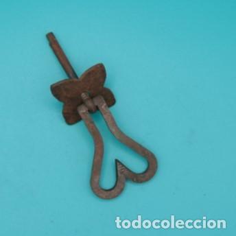 Antig&uuml;edades: Tirador de forja artesanal con placa &ndash; Modelo p&eacute;ndulo en forma de pera. - Foto 1