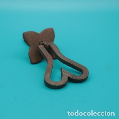 Antig&uuml;edades: Tirador de forja artesanal con placa &ndash; Modelo p&eacute;ndulo en forma de pera. - Foto 2