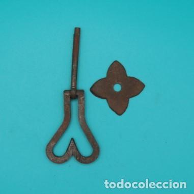 Antig&uuml;edades: Tirador de forja artesanal con placa &ndash; Modelo p&eacute;ndulo en forma de pera. - Foto 3