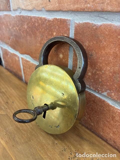 Antig&uuml;edades: Candado antiguo de lat&oacute;n macizo, con llave. - Foto 2
