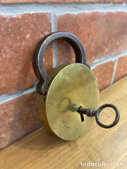 Antig&uuml;edades: Candado antiguo de lat&oacute;n macizo, con llave. - Foto 3