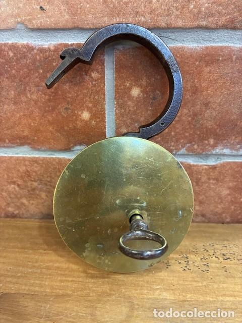 Antig&uuml;edades: Candado antiguo de lat&oacute;n macizo, con llave. - Foto 4