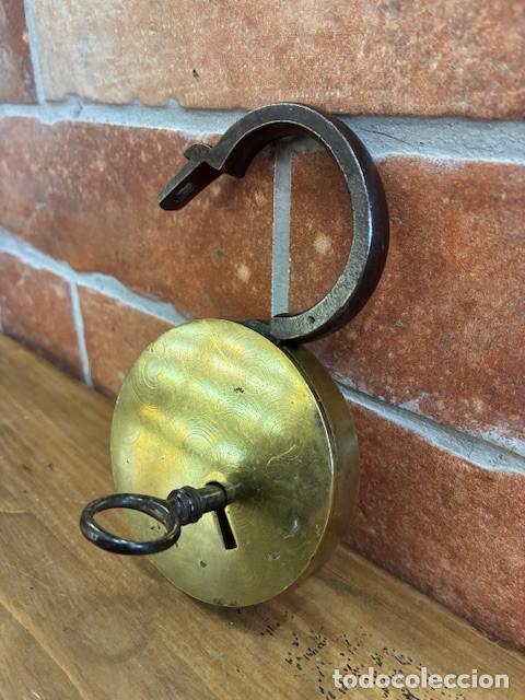 Antig&uuml;edades: Candado antiguo de lat&oacute;n macizo, con llave. - Foto 5