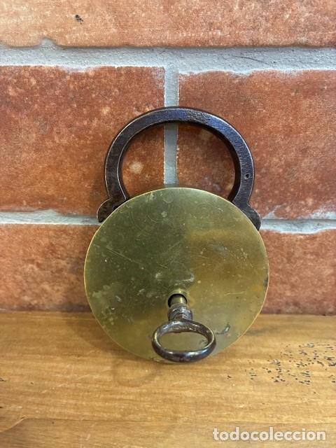 Antig&uuml;edades: Candado antiguo de lat&oacute;n macizo, con llave. - Foto 6