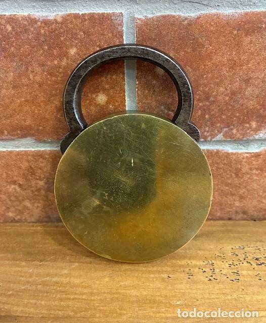 Antig&uuml;edades: Candado antiguo de lat&oacute;n macizo, con llave. - Foto 7