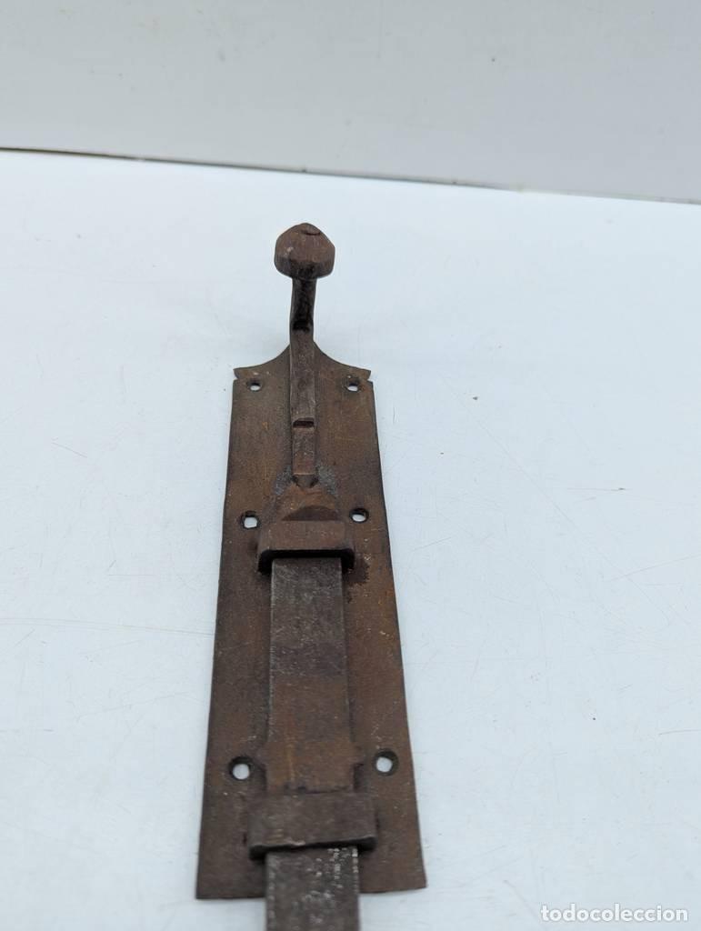 Antig&uuml;edades: PESTILLO DE PUERTA.. - Foto 2