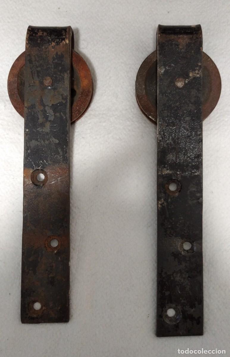 Antig&uuml;edades: Poleas de hierro puerta corredera. - Foto 2