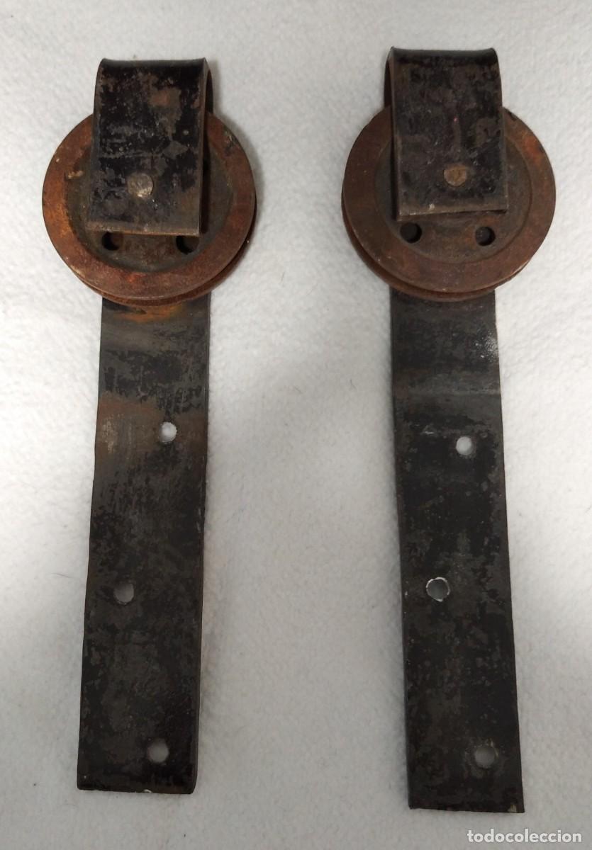 Antig&uuml;edades: Poleas de hierro puerta corredera. - Foto 1