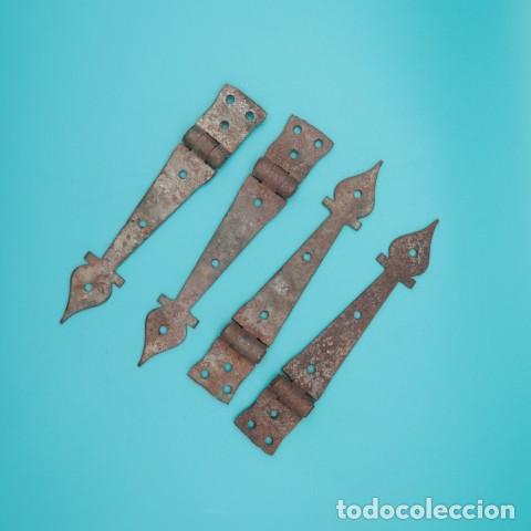 Antiguidades: Cuatro bisagras peque&ntilde;as de hierro forjado artesanal &ndash; Modelo correa- largo 13 cm.