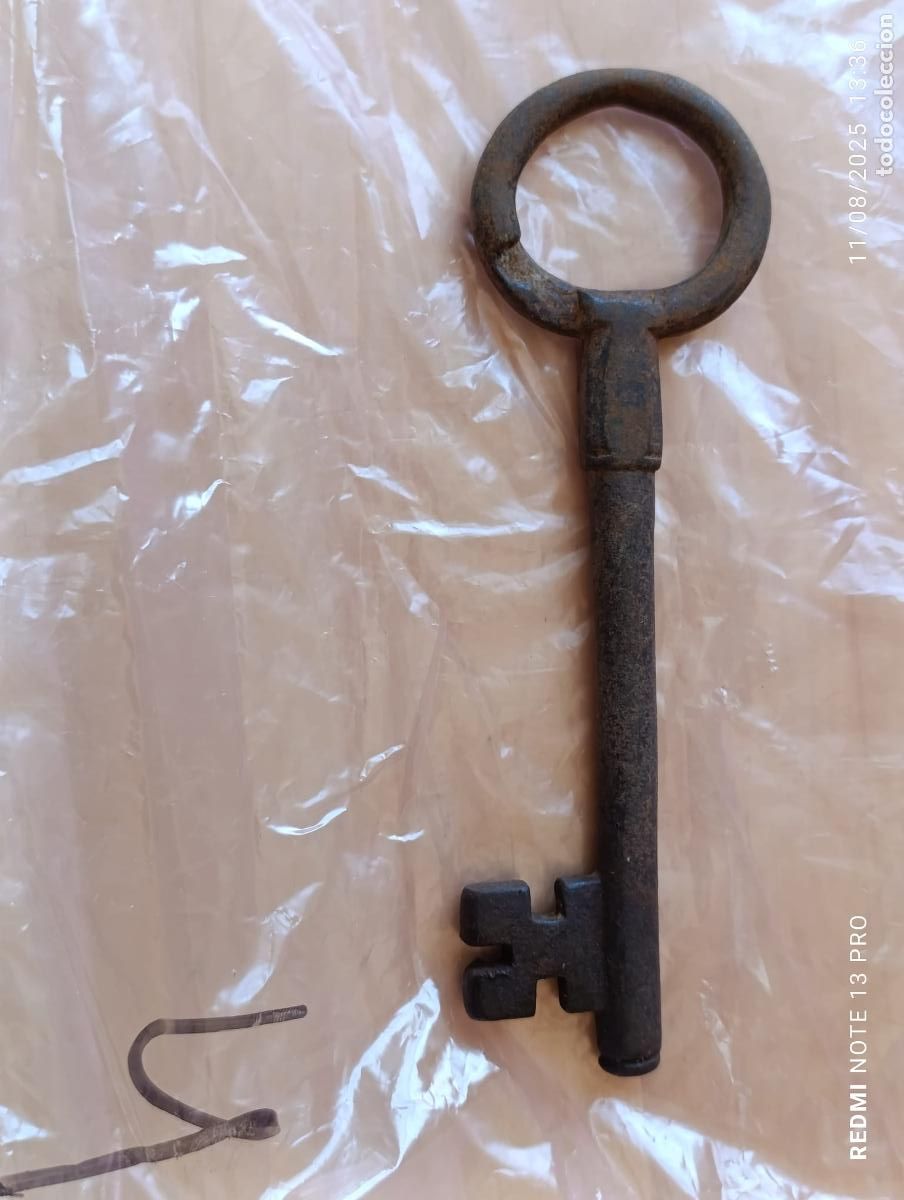 Antig&uuml;edades: Antigua y original llave de forja. - Foto 1