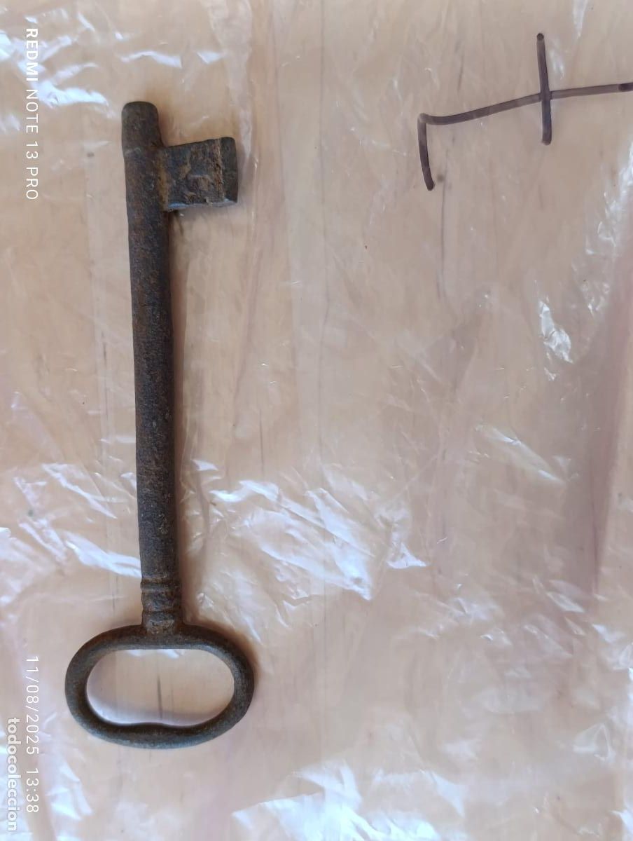 Antig&uuml;edades: Antigua y original llave de forja. - Foto 1