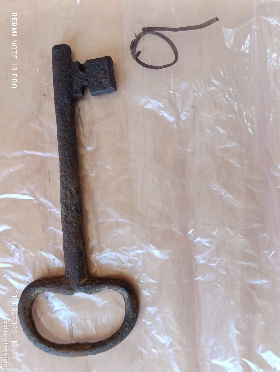 Antig&uuml;edades: Antigua y original llave de forja. - Foto 1