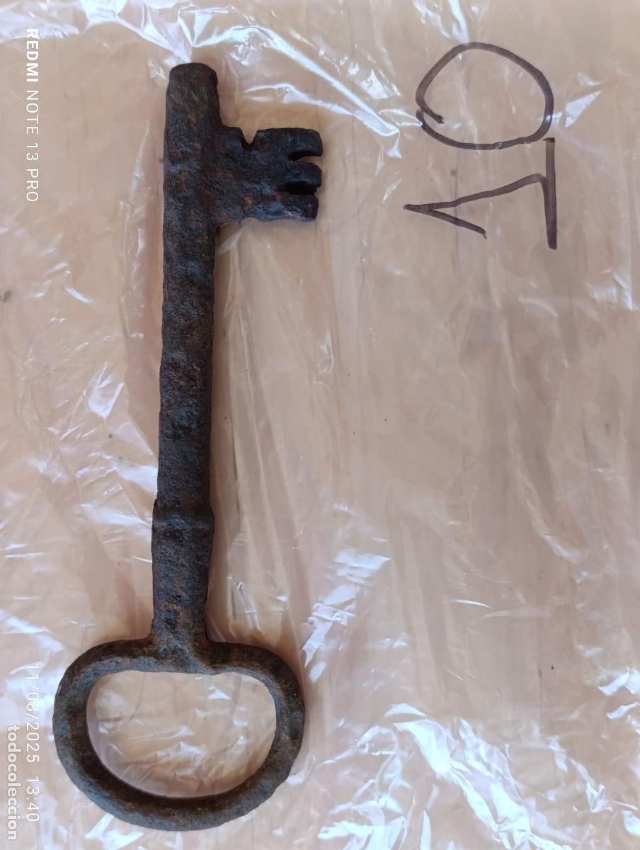 Antig&uuml;edades: Antigua y original llave de forja. - Foto 1