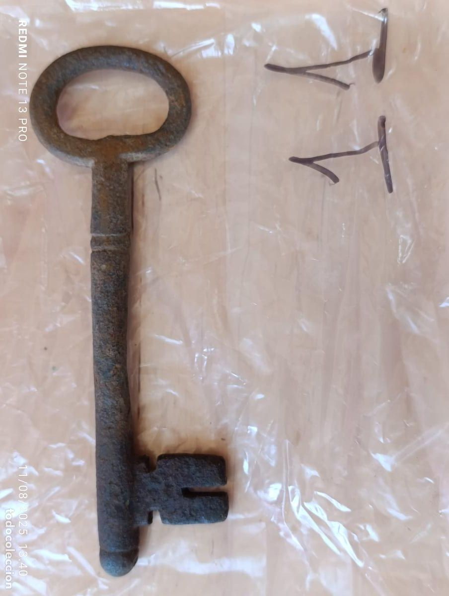 Antig&uuml;edades: Antigua y original llave de forja. - Foto 1