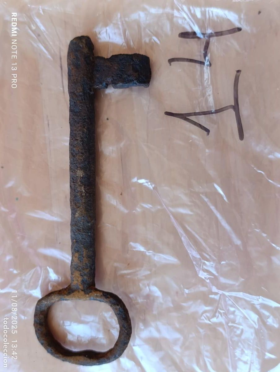 Antig&uuml;edades: Antigua y original llave de forja. - Foto 1