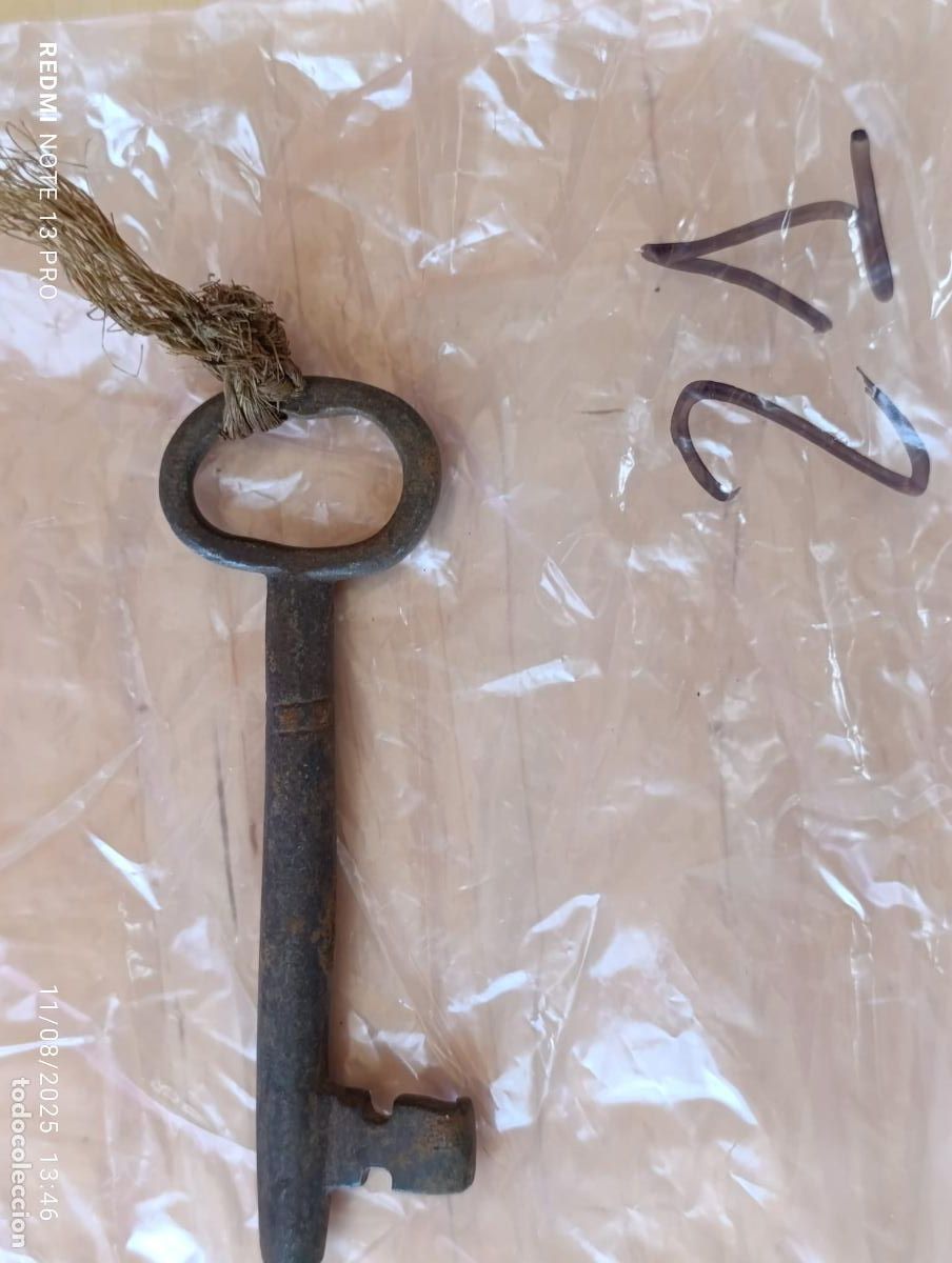 Antig&uuml;edades: Antigua y original llave de forja. - Foto 1