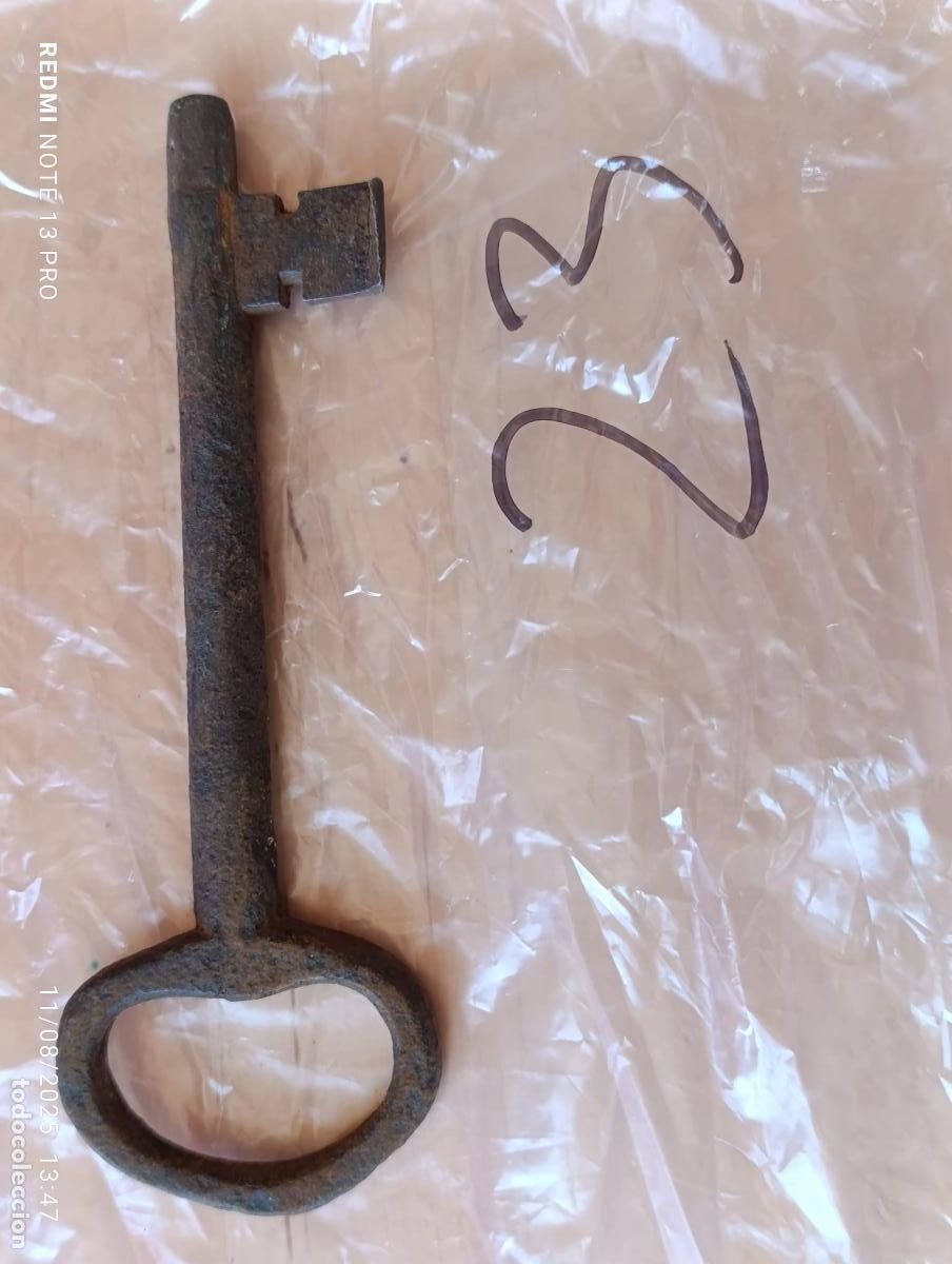 Antig&uuml;edades: Antigua y original llave de forja. - Foto 1