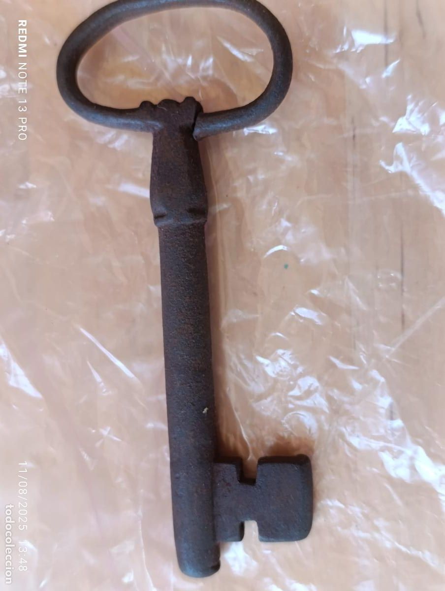 Antig&uuml;edades: Antigua y original llave de forja. - Foto 2