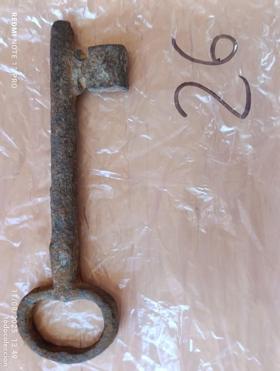Antig&uuml;edades: Antigua y original llave de forja. - Foto 1