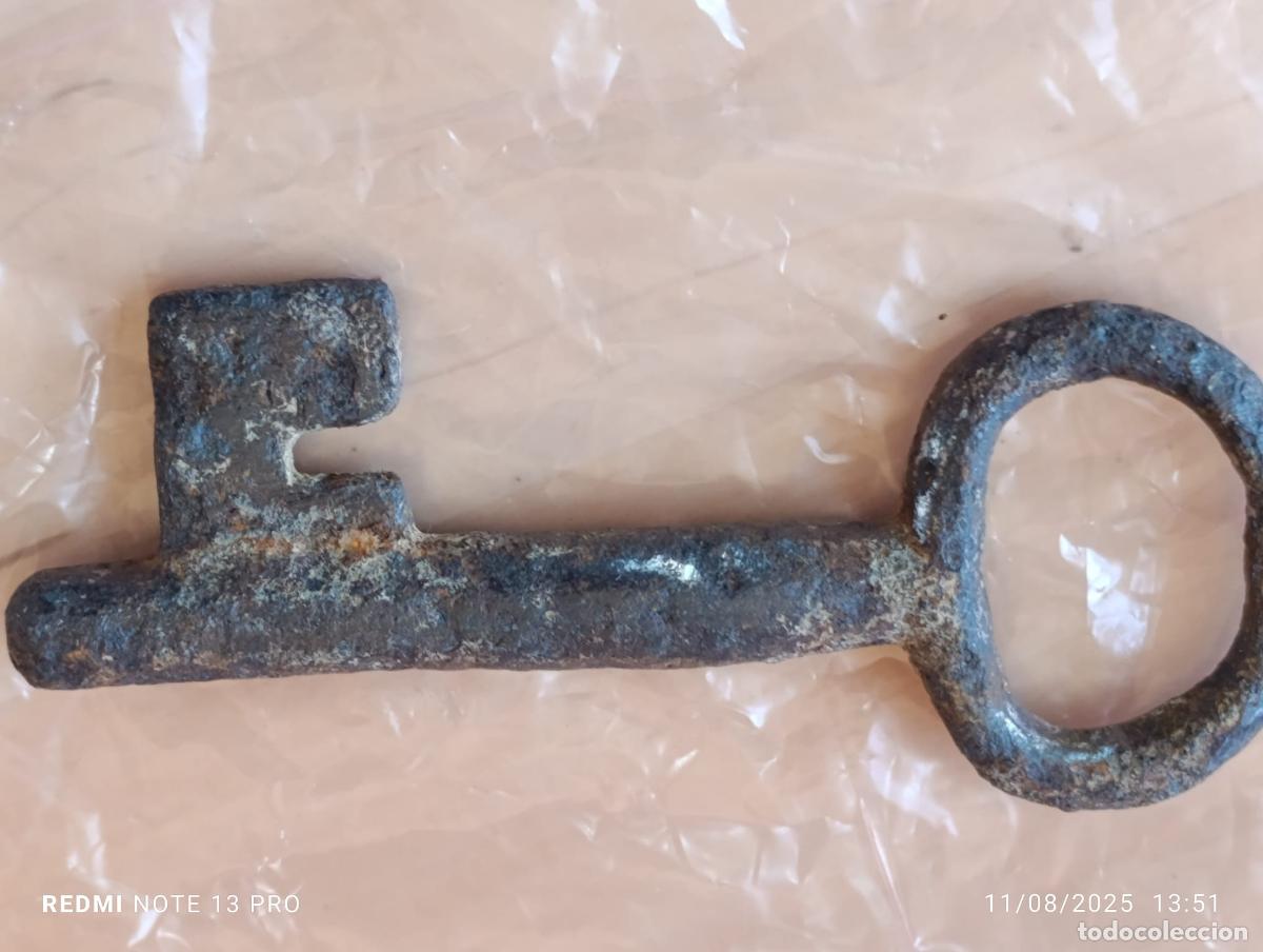 Antig&uuml;edades: Antigua y original llave de forja. - Foto 2