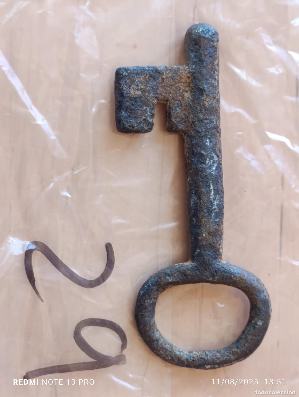 Antig&uuml;edades: Antigua y original llave de forja. - Foto 1