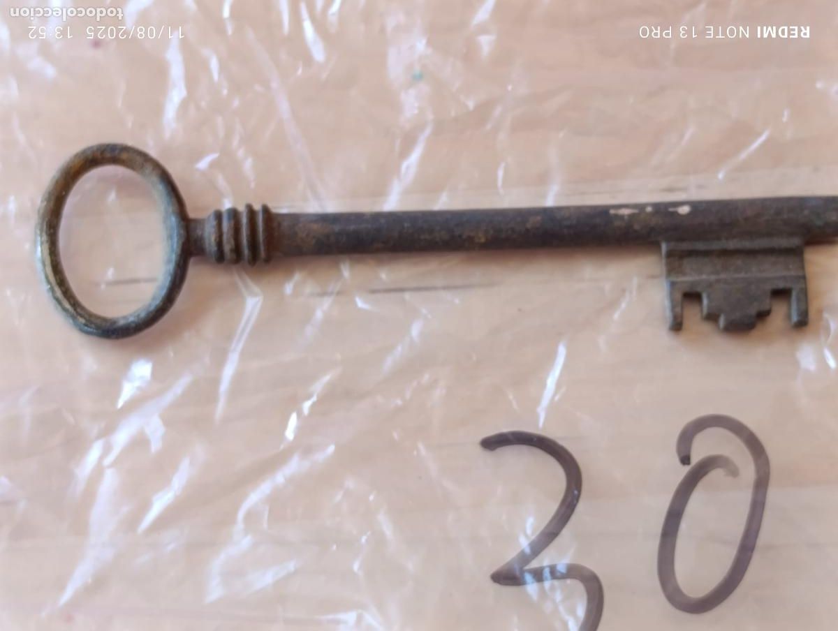 Antig&uuml;edades: Antigua y original llave de forja. - Foto 1
