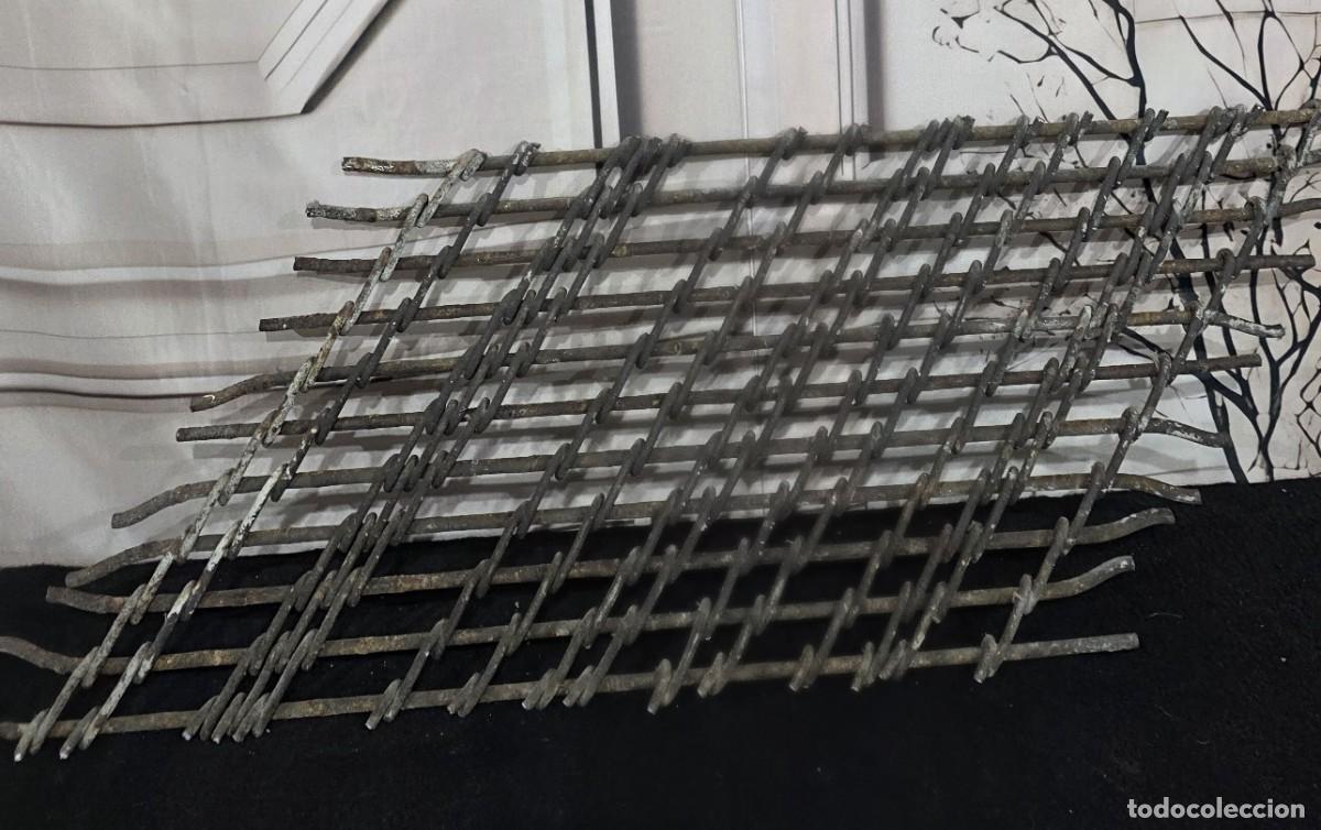 Antig&uuml;edades: Reja decorativa de hierro forjado - Foto 1