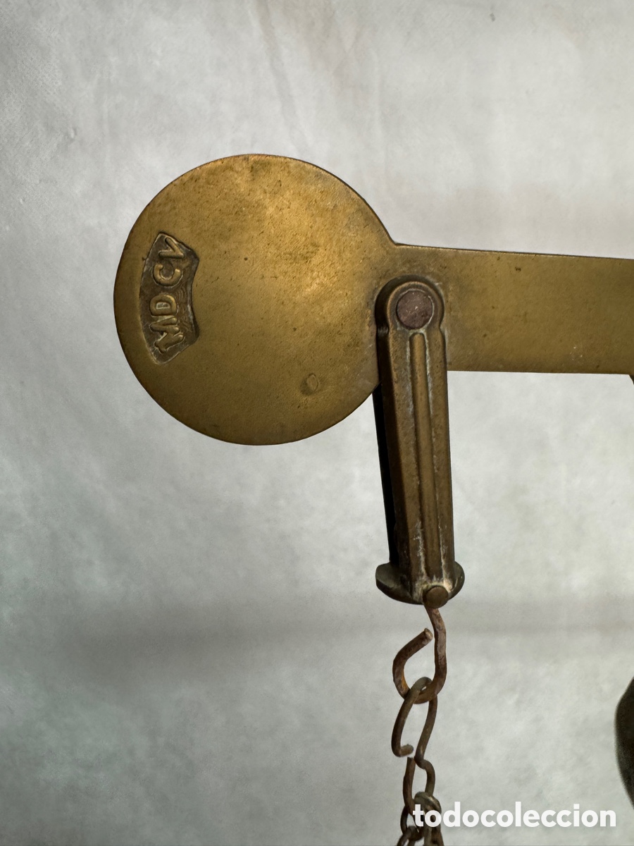 Antig&uuml;edades: Balanza de mesa en bronce - Foto 3
