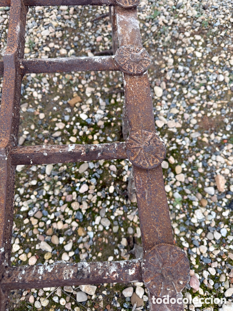 Antig&uuml;edades: Reja de hierro forjado con rosetones XVIII - Foto 2