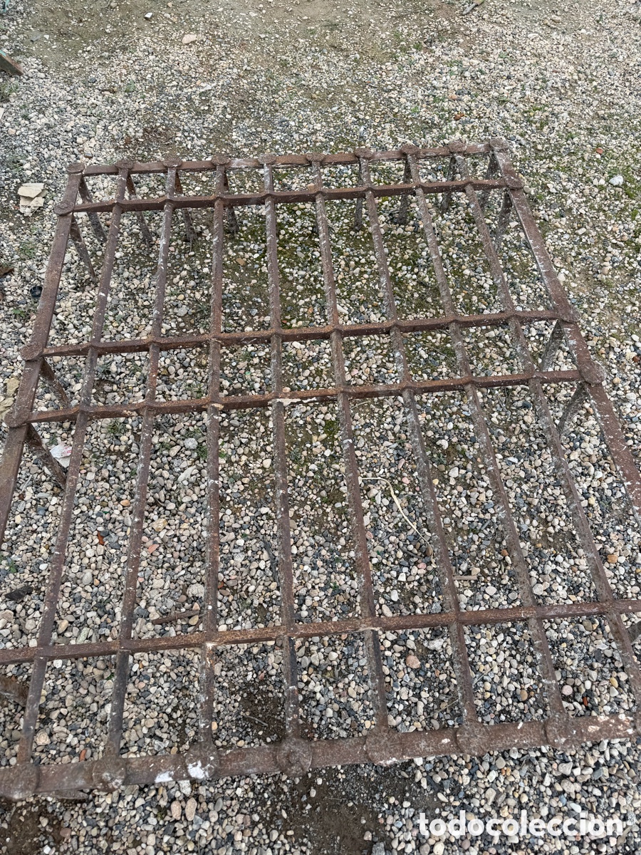 Antig&uuml;edades: Reja de hierro forjado con rosetones XVIII - Foto 1