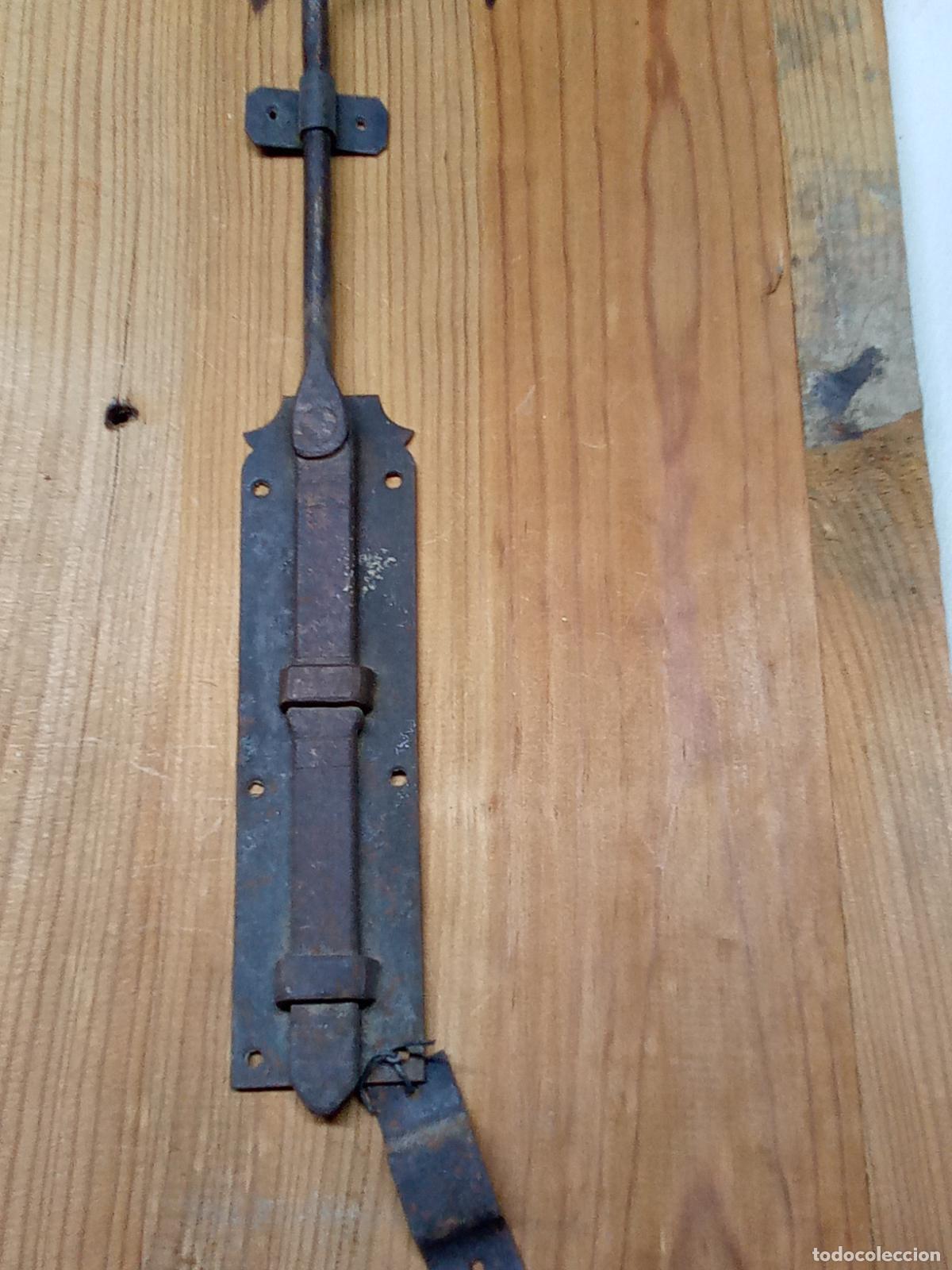 Antig&uuml;edades: PESTILLO CON PUENTE PARA PUERTA O VENTANA - Foto 2