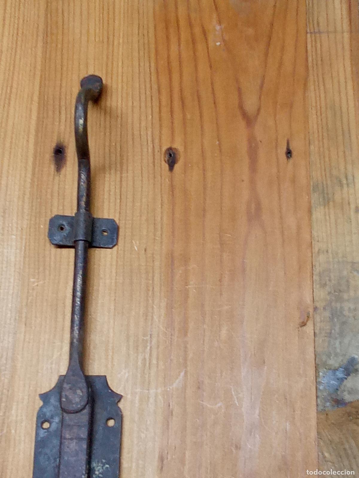Antig&uuml;edades: PESTILLO CON PUENTE PARA PUERTA O VENTANA - Foto 3